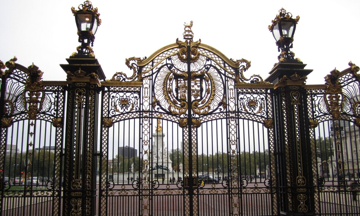 Λονδίνο: Άνδρας συνελήφθη, αφότου όχημα έπεσε πάνω στις πύλες του παλατιού του Μπάκιγχαμ