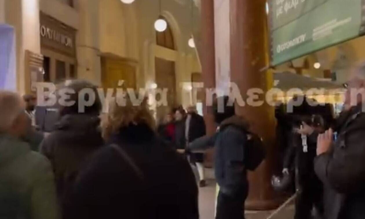 Θεσσαλονίκη: Η στιγμή που κουκουλοφόρος χτυπά αστυνομικό – Πώς έγινε η επίθεση στον Κασσελάκη