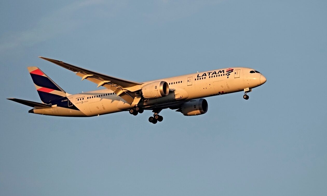 Θρίλερ σε πτήση ενός Boeing 787 με 50 τραυματίες – «Το αεροπλάνο ήταν σαν να πάγωσε»