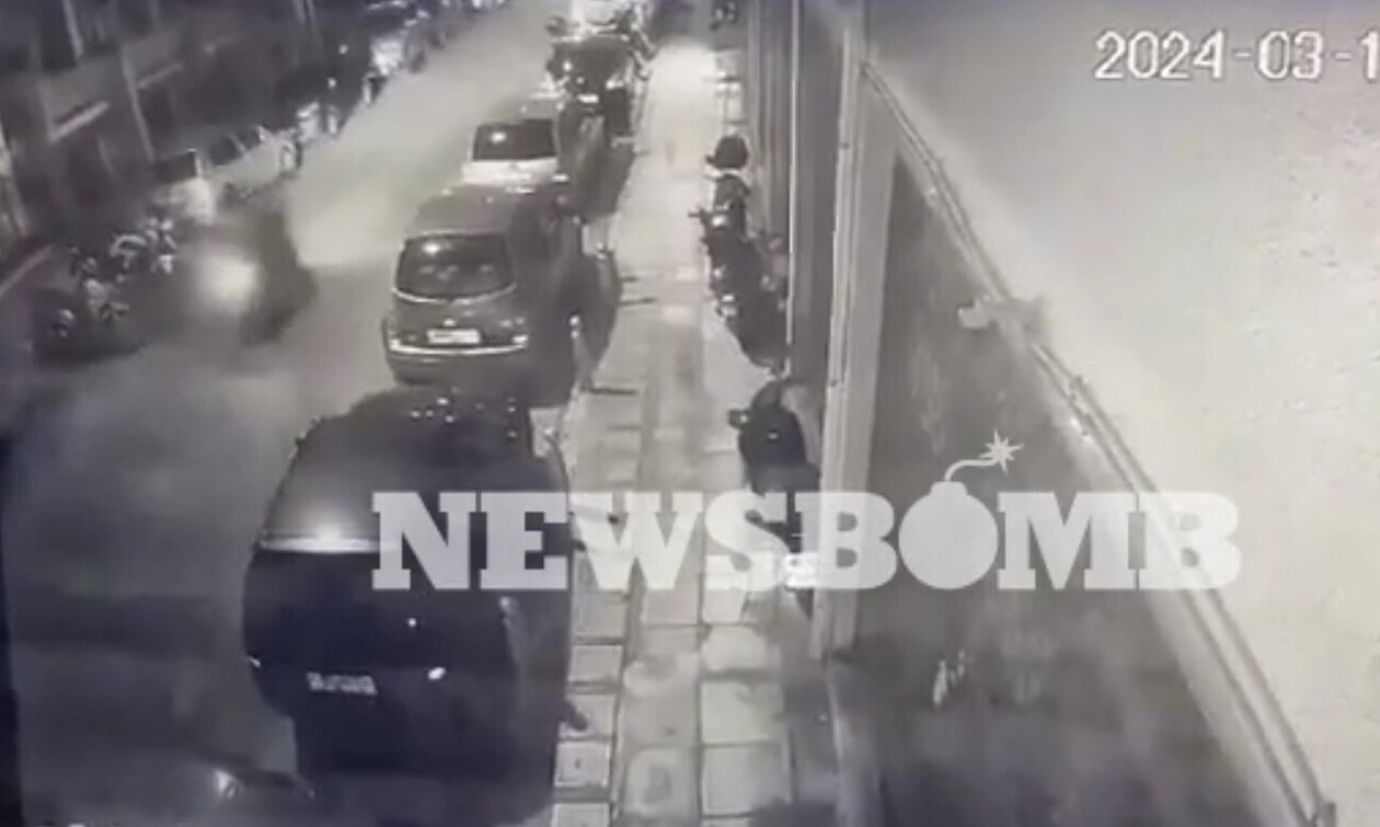 Καλλιθέα: Μηχανή περνά έξω από την κάβα ένα λεπτό πριν την έκρηξη – Βίντεο ντοκουμέντο