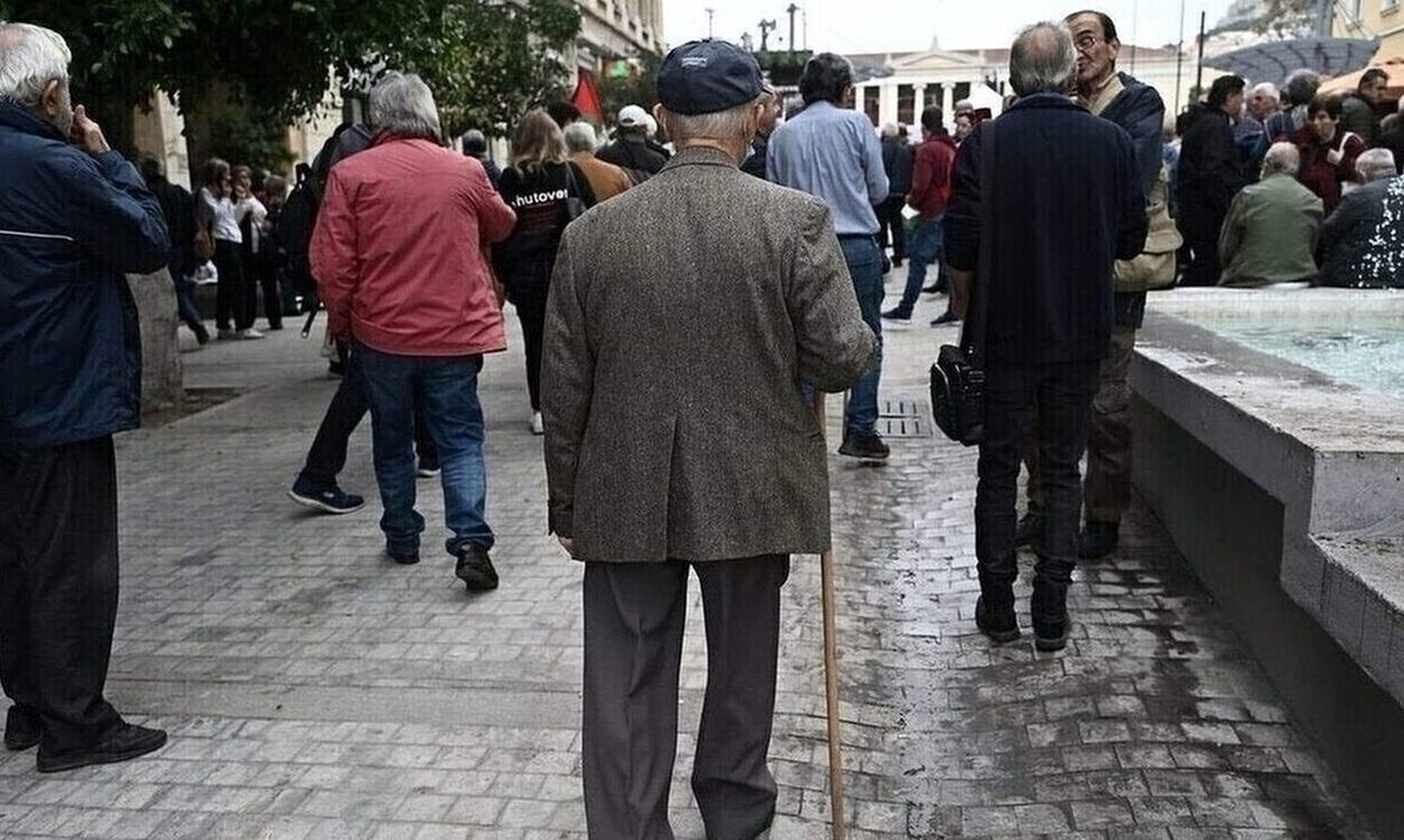 Συντάξεις Απριλίου: Ανατροπή με τις πληρωμές – Πότε θα «μπουν» τα χρήματα