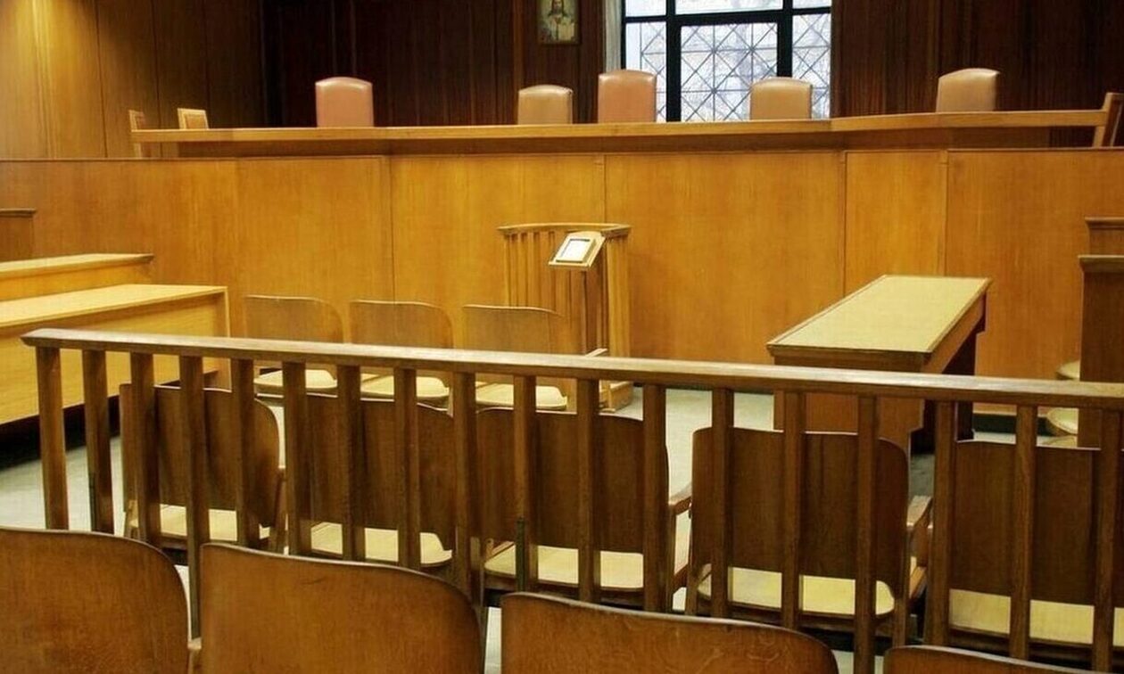 Λαμία: Κινδυνεύουν με φυλακή οι 6 για τα καπνογόνα στην ταράτσα – Αύριο η δίκη