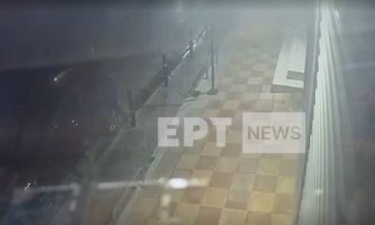 Καπανδρίτι: Βίντεο – ντοκουμέντο από την απόπειρα διάρρηξης σε κοσμηματοπωλείο με μπουλντόζα