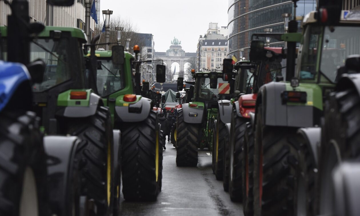Βέλγιο: Μπλόκο αγροτών έξω από το αεροδρόμιο της Λιέγης – Εκατό τρακτέρ απέκλεισαν την είσοδο