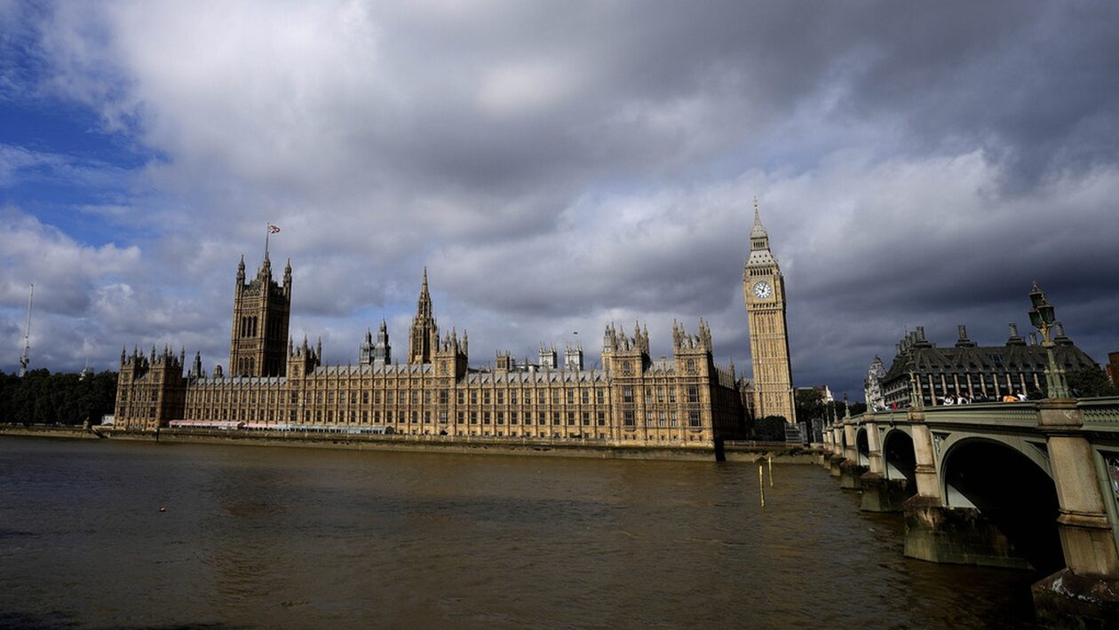 Βρετανία: Προς απαγόρευση της κατοχής ΜΜΕ από αλλοδαπά κεφάλαια