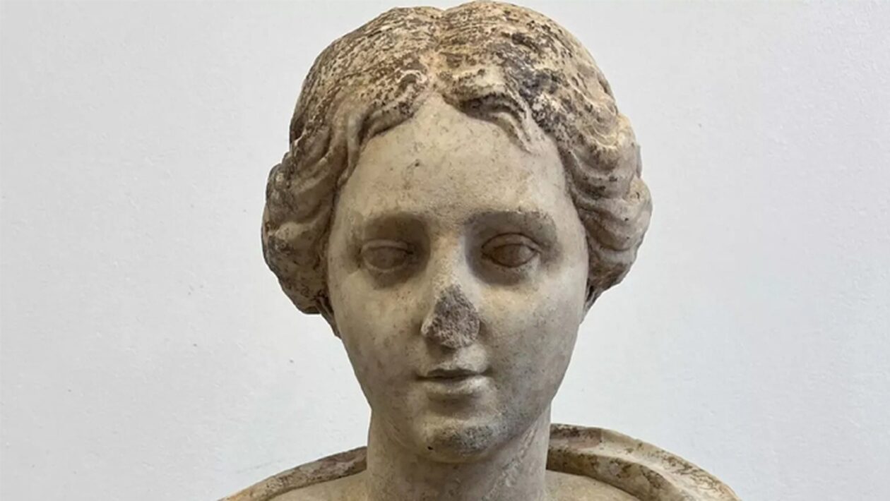 Εκπληκτική ανακάλυψη στην Βρετανία: Μαρμάρινο άγαλμα 1.800 ετών κάτω από πάρκινγκ