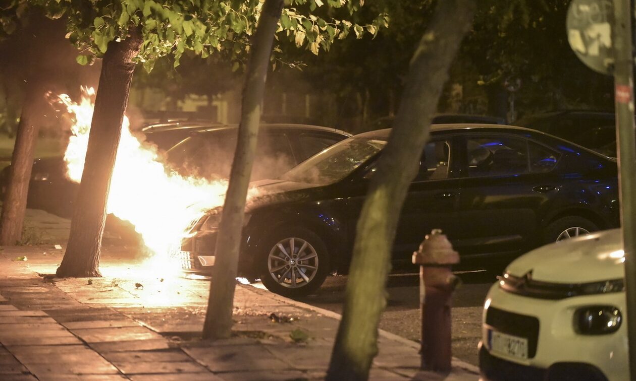 Εμπρηστική επίθεση στου Ζωγράφου – Στις φλόγες σχολικά λεωφορεία, αυτοκίνητα και μοτοσικλέτες
