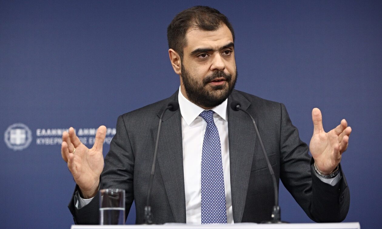 LIVE η ενημέρωση των πολιτικών συντακτών από τον κυβερνητικό εκπρόσωπο, Παύλο Μαρινάκη