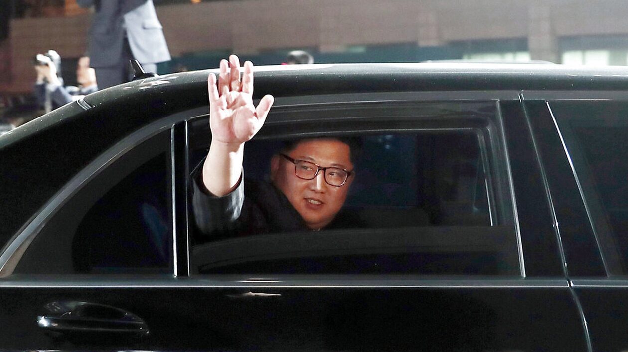 Κιμ Γιονγκ Ουν: Επιθεώρησε στρατιωτικές ασκήσεις με λιμουζίνα που του δώρισε ο Πούτιν