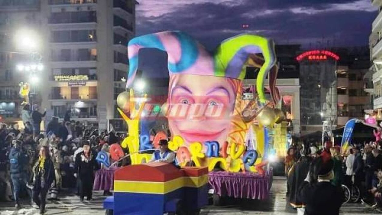 Πάτρα: Φαντασμαγορική η νυχτερινή παρέλαση: Καρναβαλιστές και επισκέπτες σε ένα μεγάλο ξεφάντωμα