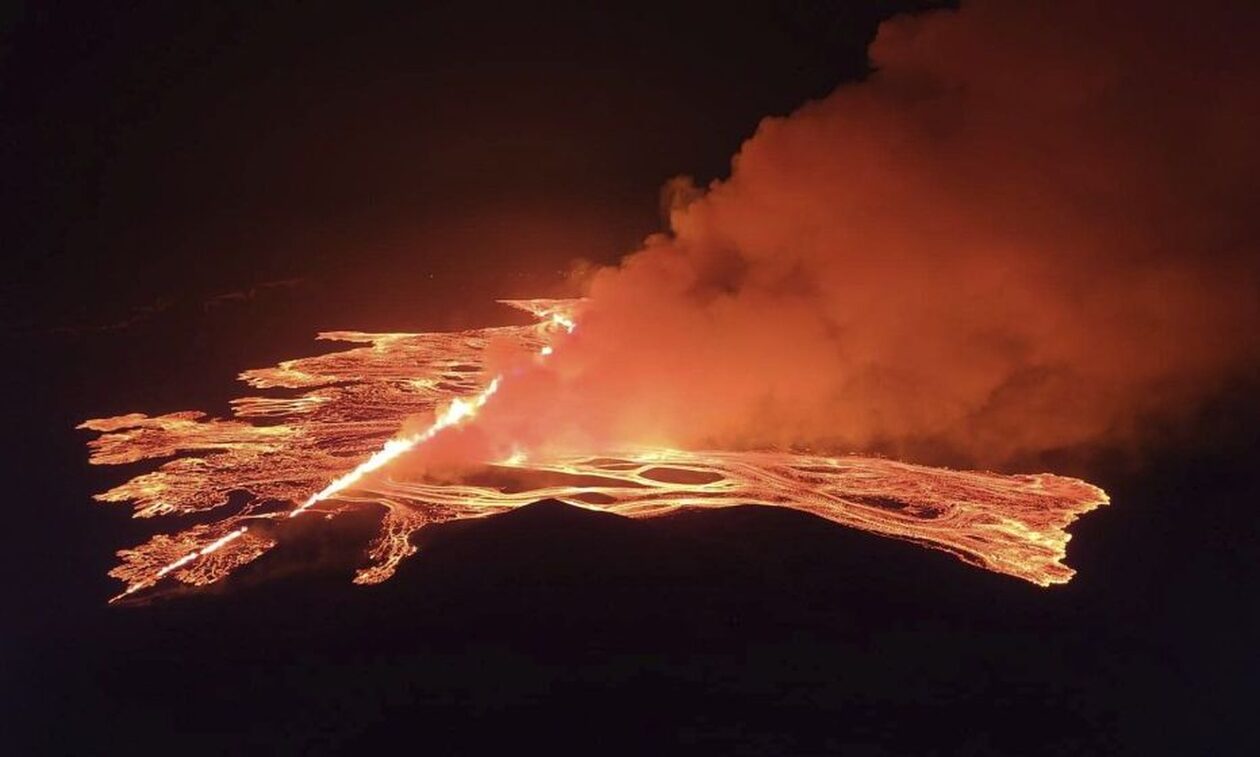 Ισλανδία: «Φτύνει» λάβα η Γη – Δείτε LIVE εικόνα από τη χερσόνησο Ρέικιανες 