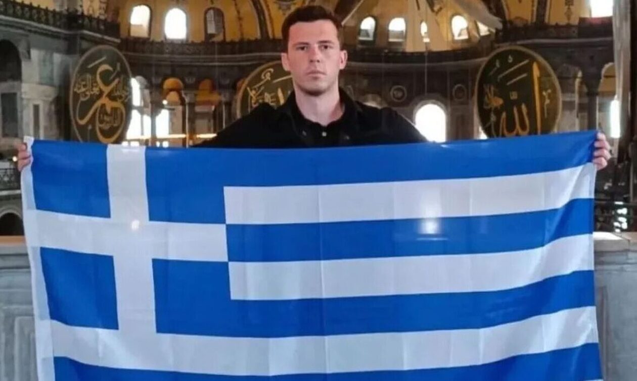Δεν το… χωνεύουν οι Τούρκοι: Αντιδράσεις για την ελληνική σημαία στην Αγιά Σοφιά