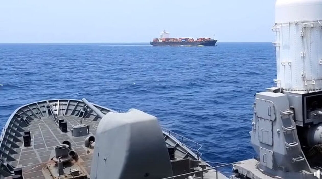 Η Φρεγάτα «Ύδρα» προστατεύει «στενά» εμπορευματικό πλοίο – Δείτε το βιντεο