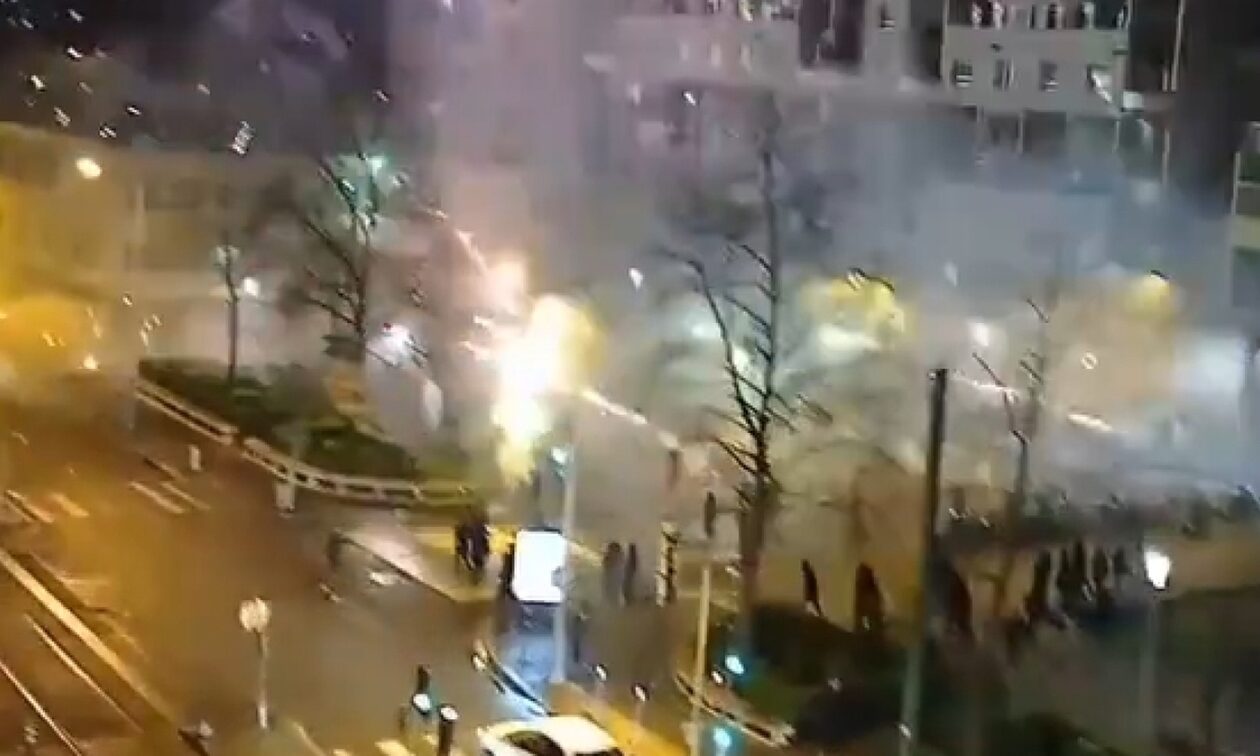 Γαλλία: Ομαδική επίθεση νεαρών με μολότοφ σε αστυνομικό τμήμα (vid)