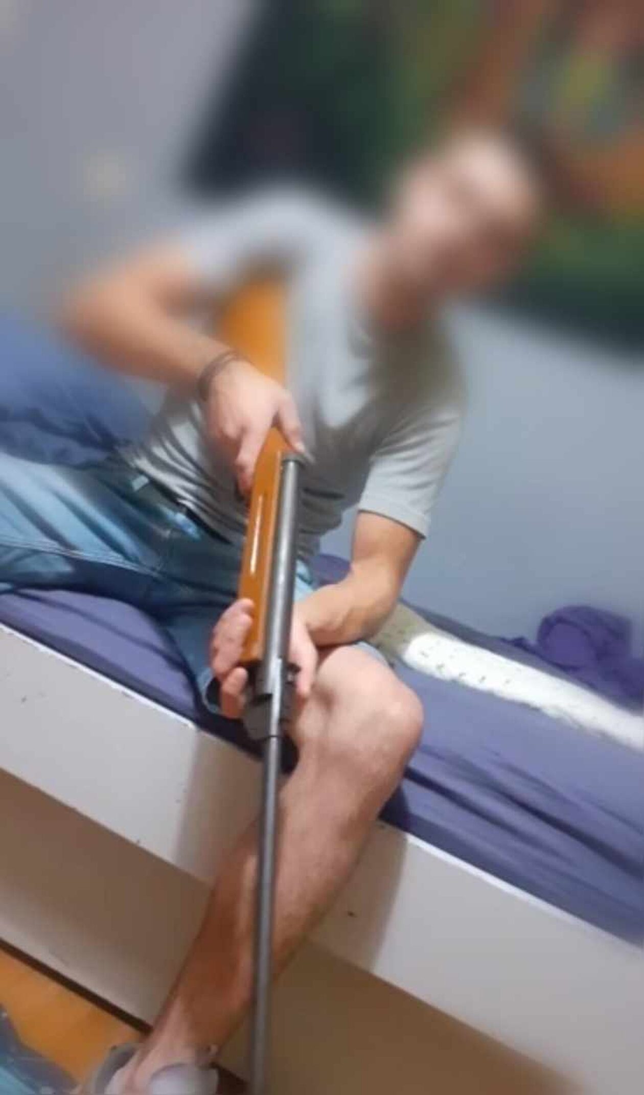Κύκλωμα μαστροπείας: Αυτός είναι ο σύντροφος της 25χρονης – Ποζάρει με όπλο στο διαδίκτυο