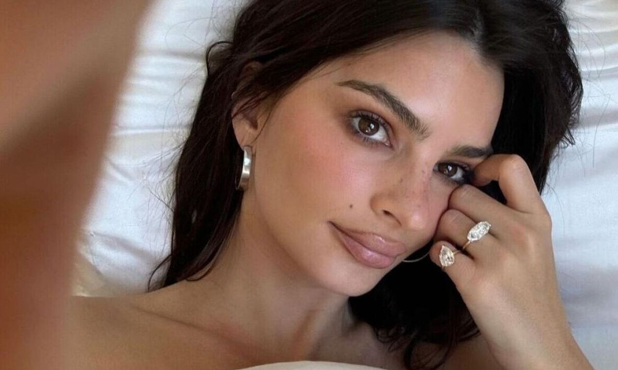 Έμιλι Ραταϊκόφσκι: Ποζάρει γυμνή κάτω από τα σκεπάσματα και «ρίχνει» το Instagram