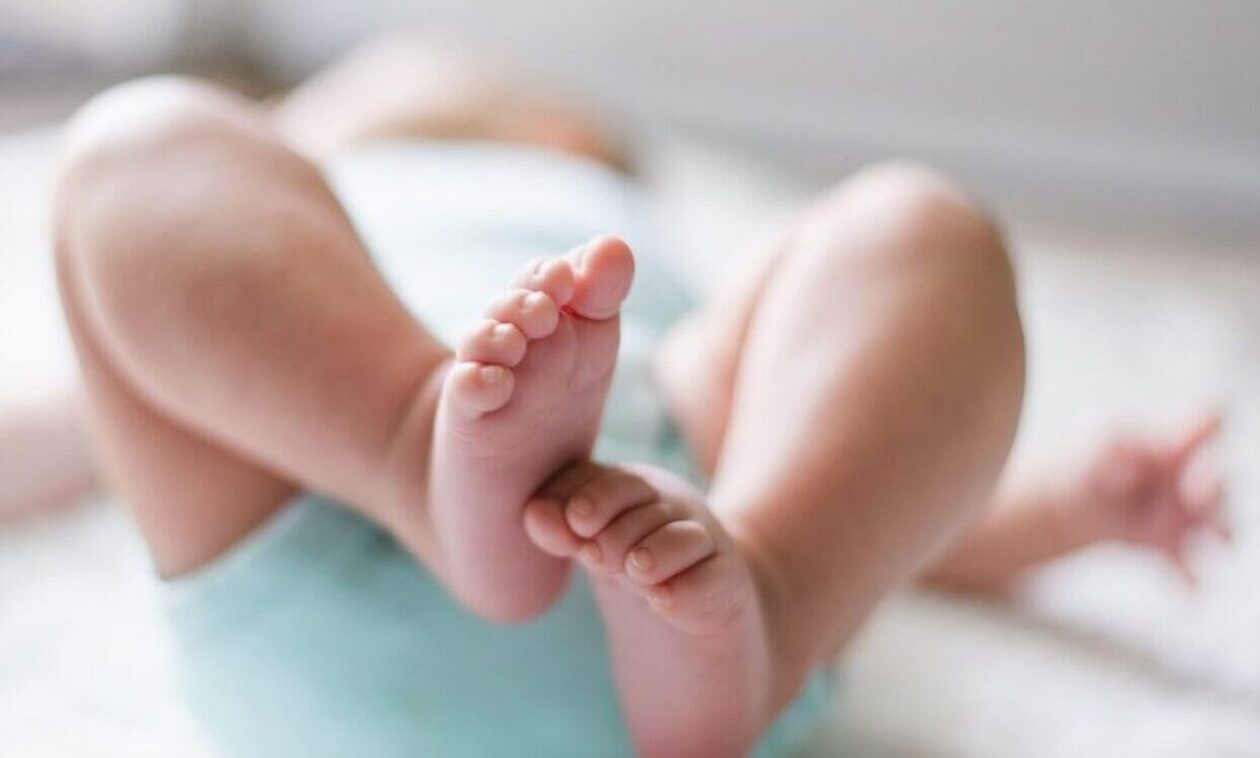 Πάτρα: Η μητέρα εντόπισε το βρέφος νεκρό όταν πήγε να το ταΐσει – «Είχε σοβαρό πρόβλημα υγείας»