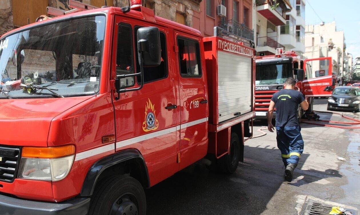 Ρέθυμνο: Συναγερμός στην Πυροσβεστική – Άρπαξε φωτιά στέγη σπιτιού στο Γερακάρι