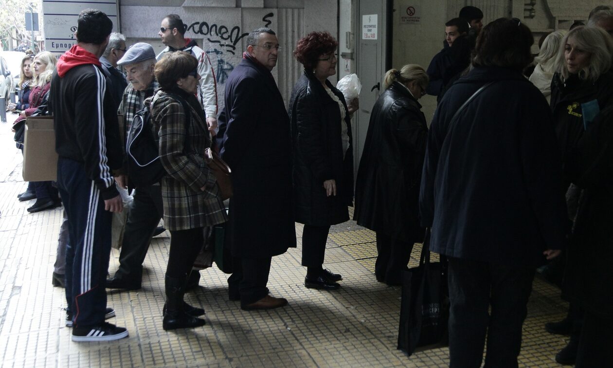 ΕΦΚΑ: Ξεκινούν οι πληρωμές των συντάξεων Απριλίου – Ποιοι πάνε ταμείο αυτή τη βδομάδα
