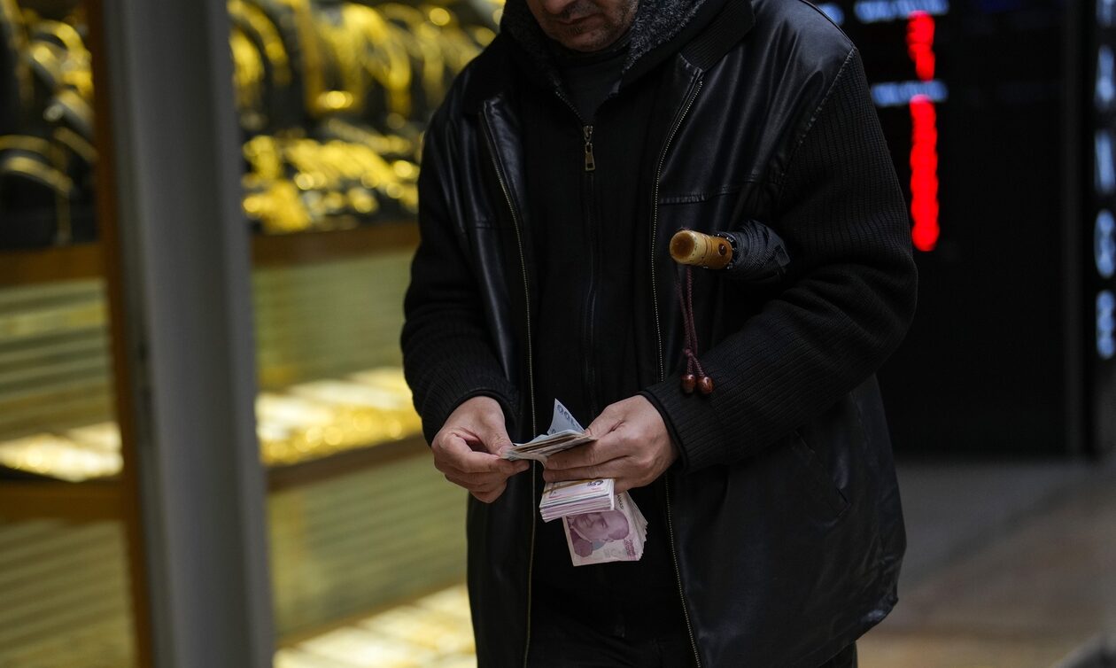 Τουρκία: Αύξηση – σοκ των επιτοκίων κατά 50% για να συγκρατηθεί η κατρακύλα της λίρας