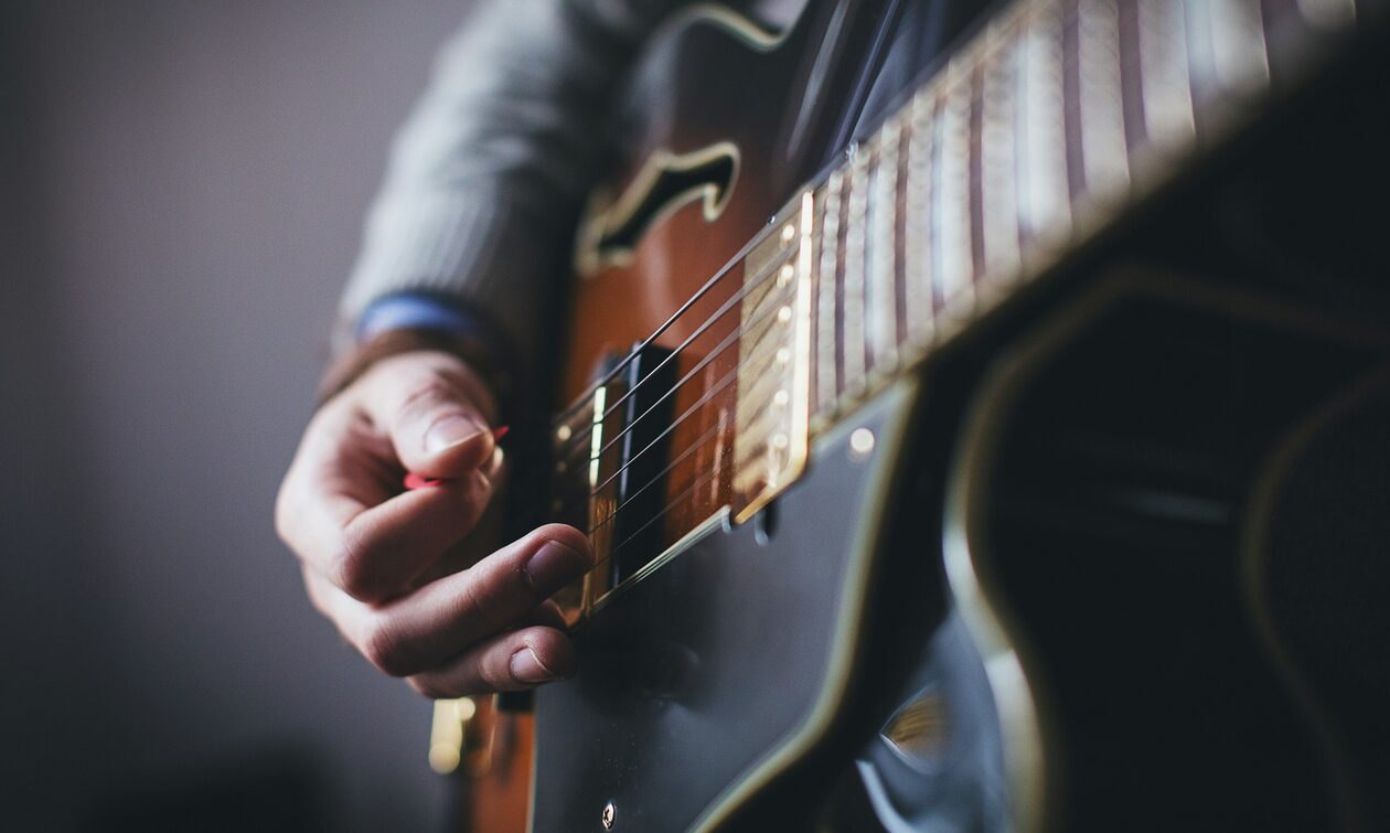 Πρώτη στις ΗΠΑ η πολιτεία του Τενεσί που προστατεύει τους μουσικούς από την Τεχνητή Νοημοσύνη