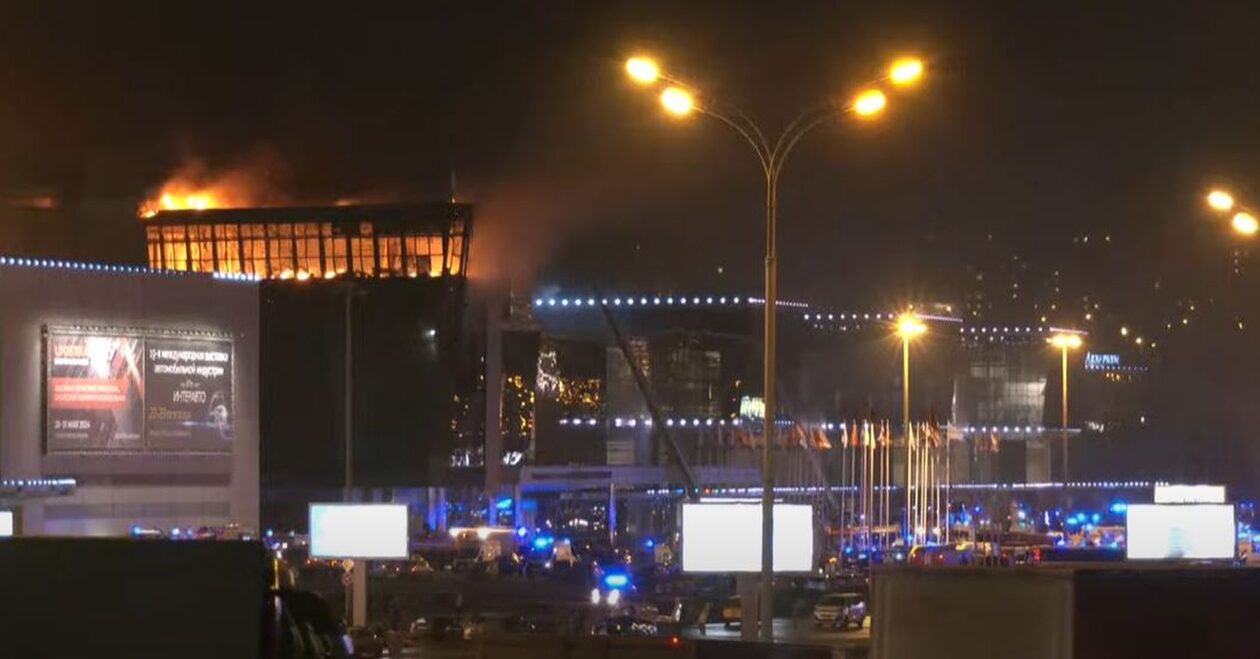 Δείτε LIVE εικόνα από τον συναυλιακό χώρο στη Μόσχα – Σε εξέλιξη μεγάλη αντιτρομοκρατική επιχείρηση