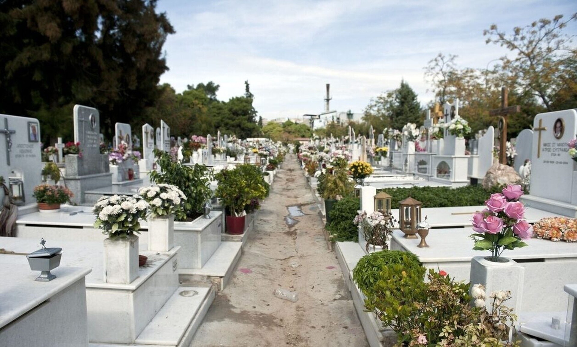 Αχαΐα: Μπήκε νύχτα σε νεκροταφείο και λεηλάτησε τριάντα μνήματα