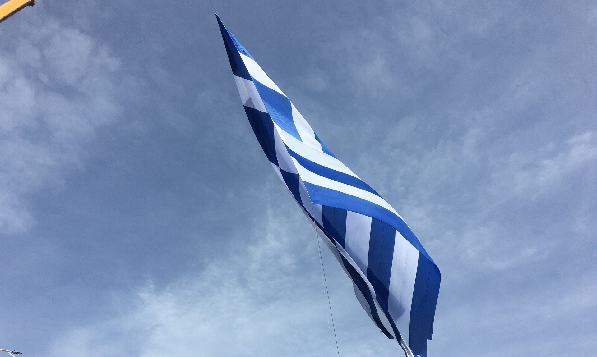 Ηράκλειο: Σημαία 1,5 στρέμμα υψώθηκε στο λιμάνι του Ηρακλείου