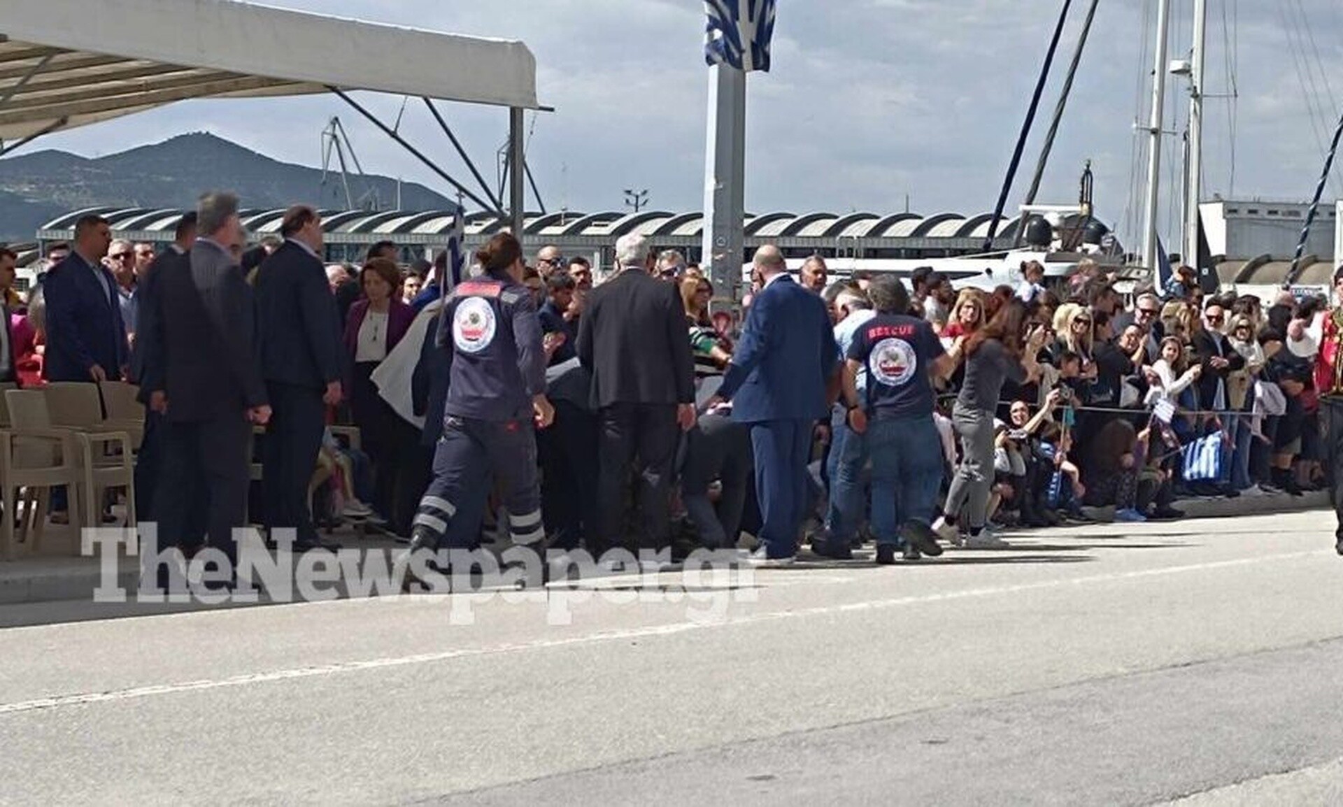 Βόλος: Άτυχημα στην παρέλαση – Νεαρός στρατιώτης βρέθηκε στο έδαφος [Φωτογραφίες]