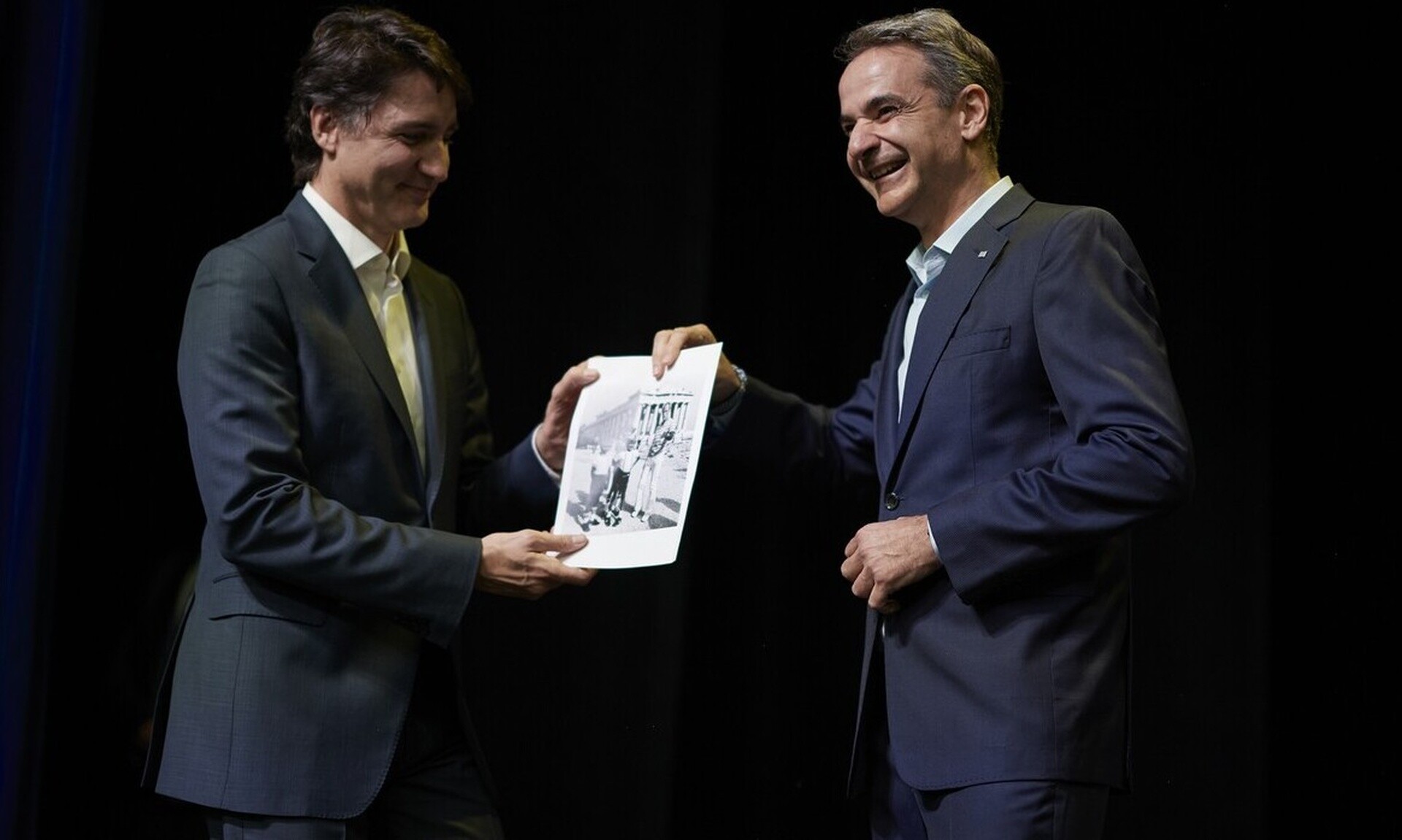 Ο Μητσοτάκης έδειξε στους ομογενείς φωτογραφία του Τριντό πριν από 41 χρόνια στην Ακρόπολη