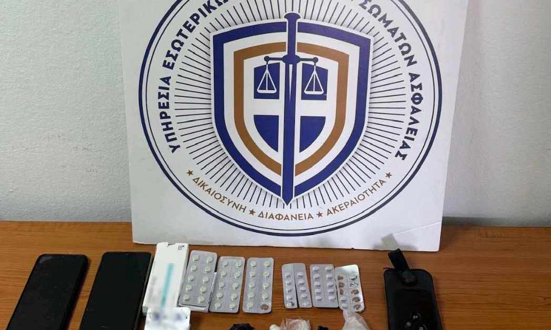Χειροπέδες σε σωφρονιστικό υπάλληλο για ναρκωτικά και τηλέφωνα στον Κορυδαλλό