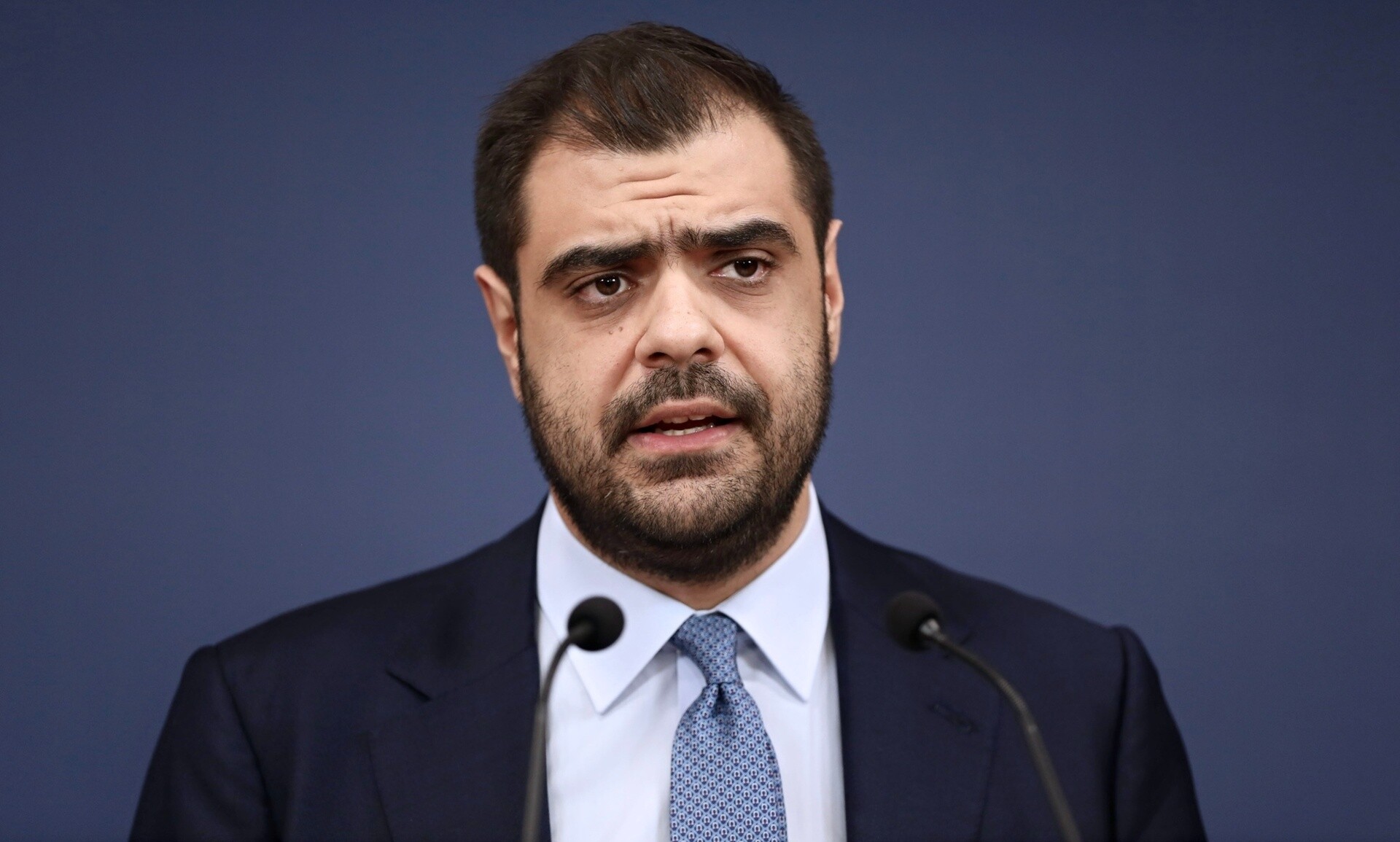 LIVE η ενημέρωση των πολιτικών συντακτών από τον κυβερνητικό εκπρόσωπο, Παύλο Μαρινάκη