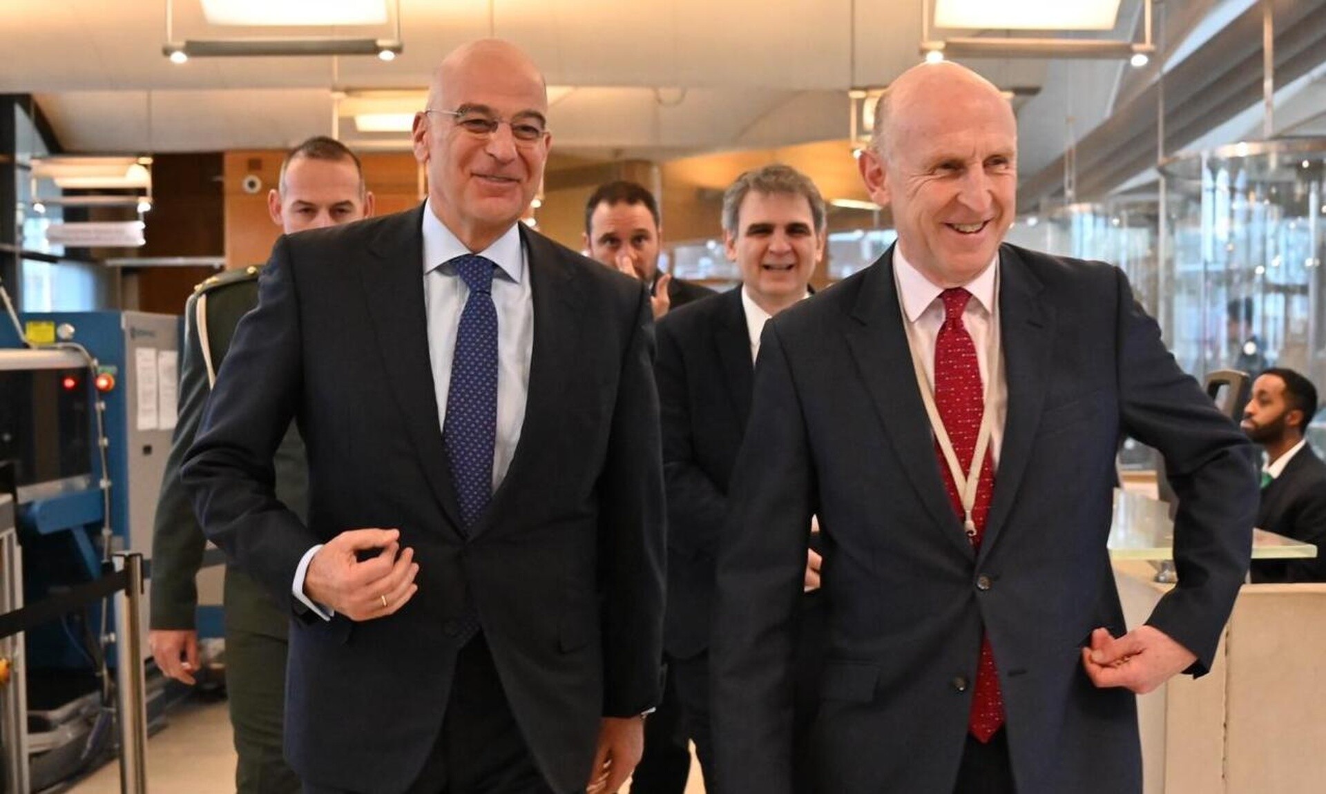 Συνάντηση Δένδια με τον Βρετανό «σκιώδη» ομόλογό του –  Υβριδικά όπλα και Ουκρανία στην ατζέντα