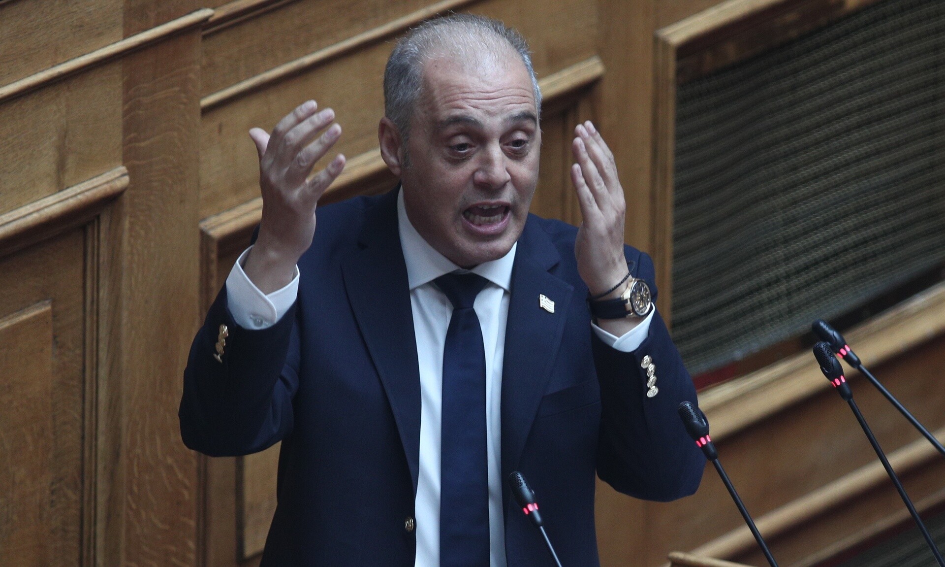 «Έκρηξη» Βελόπουλου στη Βουλή: «Δεν θα μιλάτε, έχασα φίλο στα Τέμπη – Είστε χοντρόπετσοι»