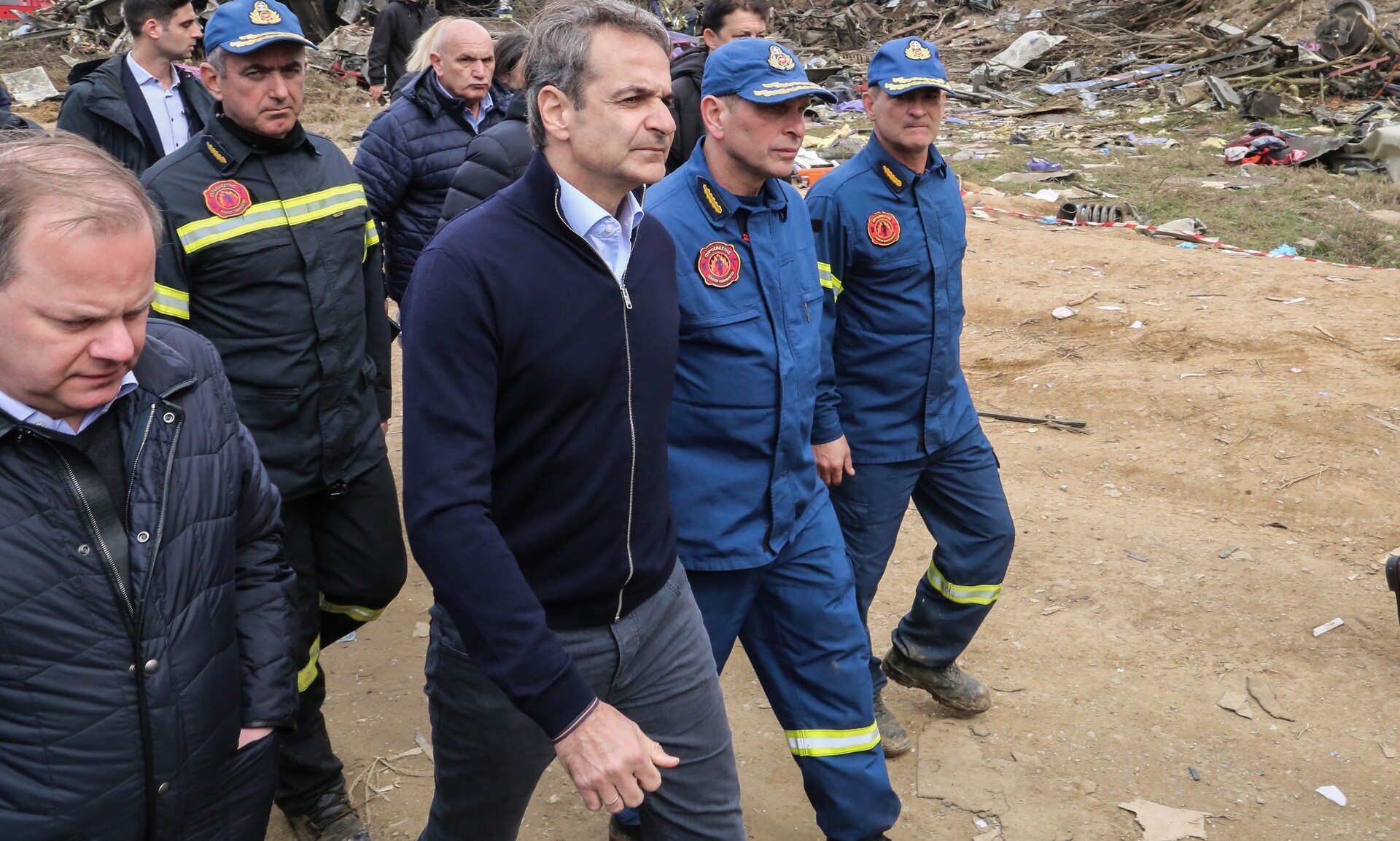 ΣΥΡΙΖΑ κατά Μητσοτάκη – Καραμανλή: Τα δυο μεγάλα τζάκια της Δεξιάς