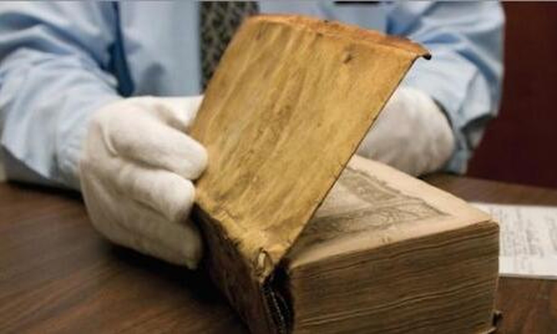 ΗΠΑ: Το Χάρβαρντ θα αφαιρέσει το δέσιμο από ανθρώπινο δέρμα από το βιβλίο του 1800