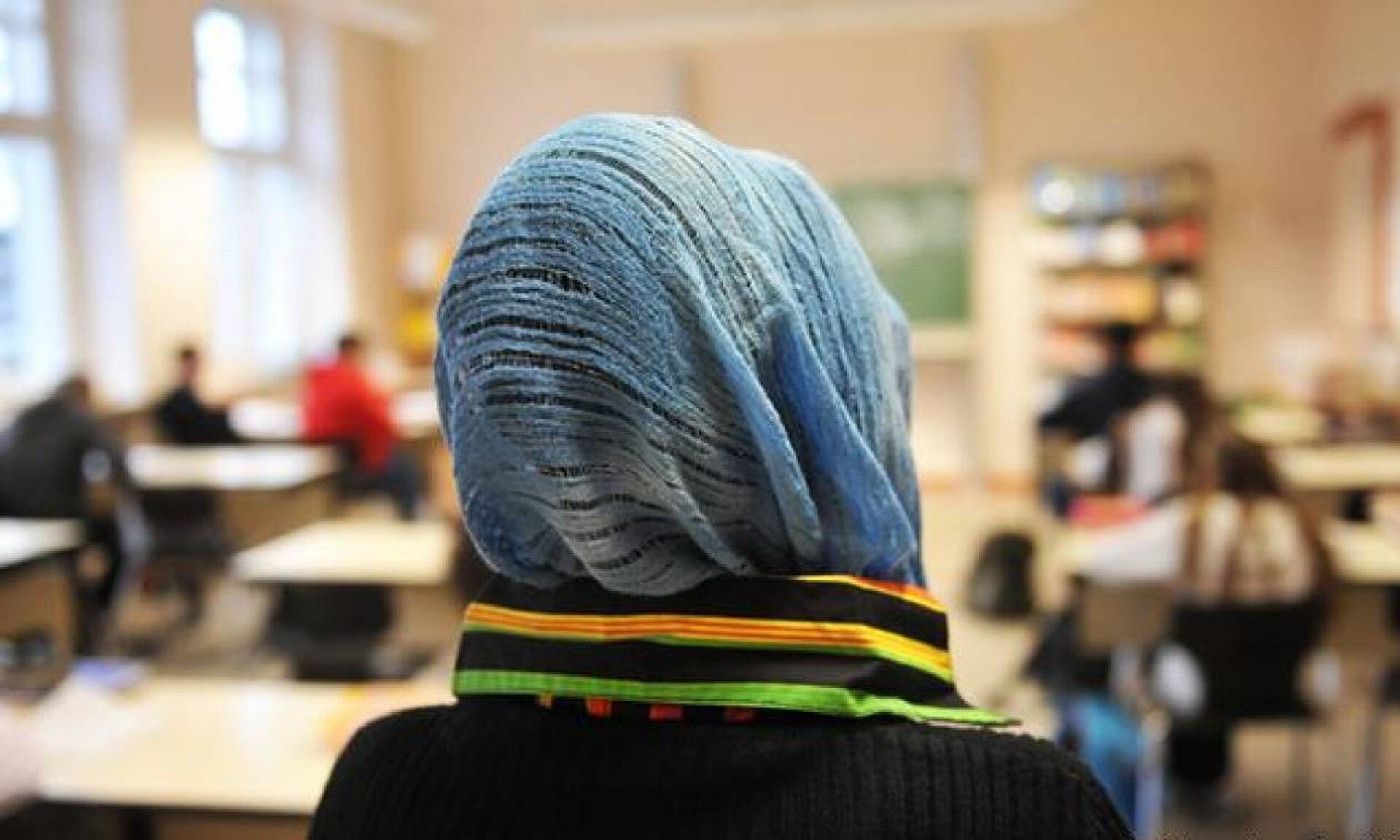 Γαλλία: Διευθυντής δέχθηκε απειλές γιατί ζήτησε από μαθήτρια να βγάλει τη μαντίλα