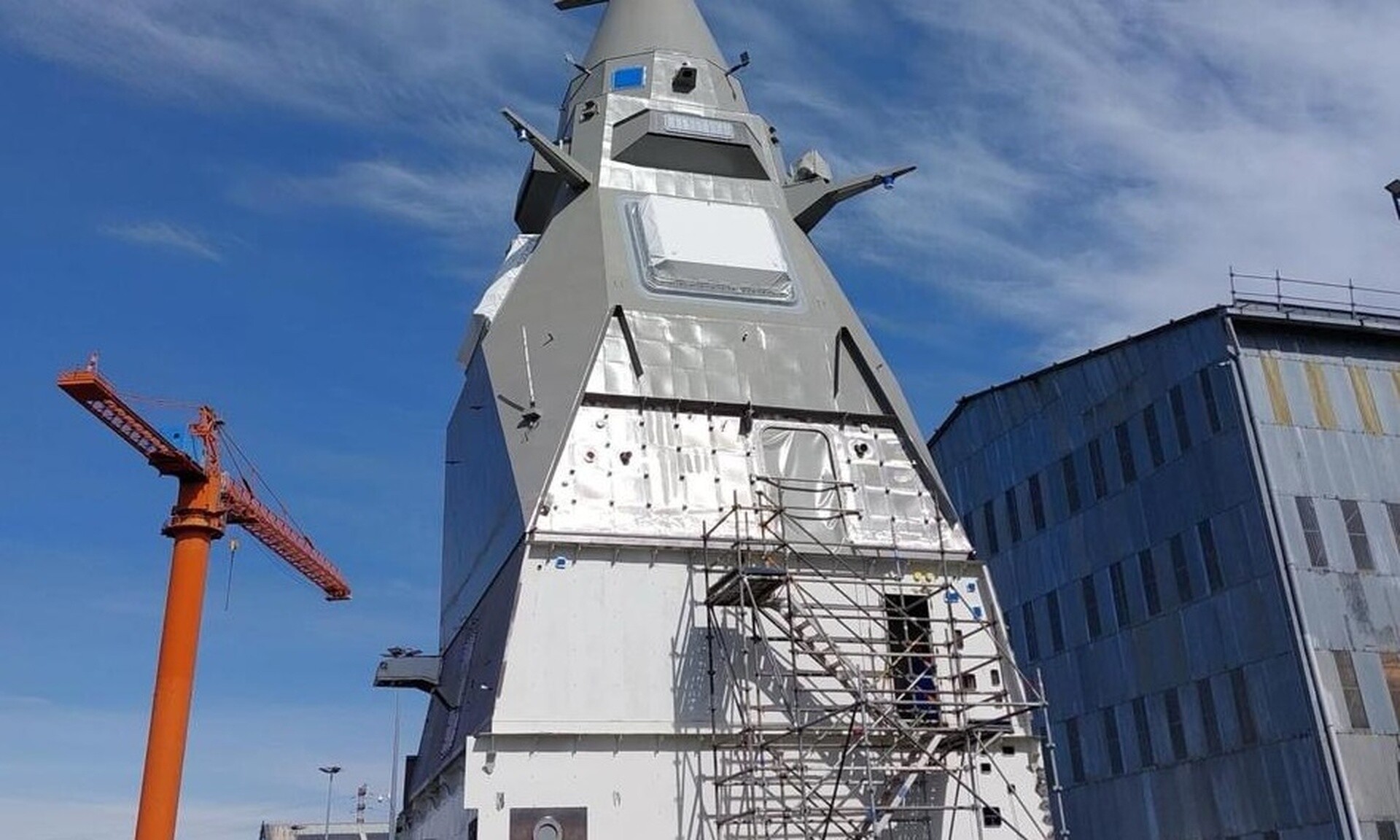 Η Φρεγάτα «Νέαρχος» απέκτησε τον ιστό της – Δείτε εικόνες από τη ναυτική βάση της Γαλλίας