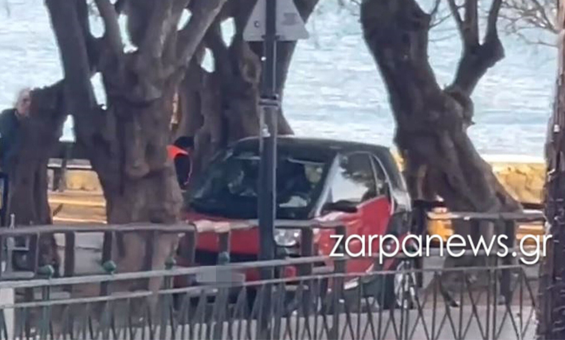 Χανιά: ΙΧ γκρέμισε φράχτη παιδικής χαράς