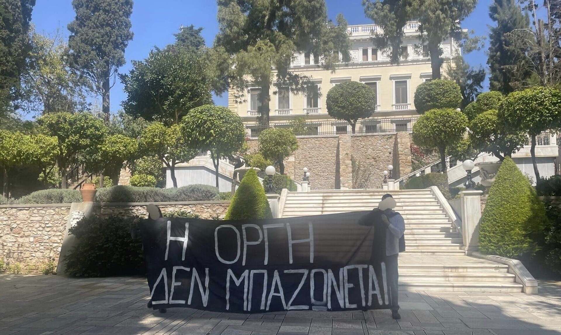 Μέλη του Ρουβίκωνα εισέβαλαν στη Βουλή και το Προεδρικό Μέγαρο – Άνοιξαν πανό για τα Τέμπη