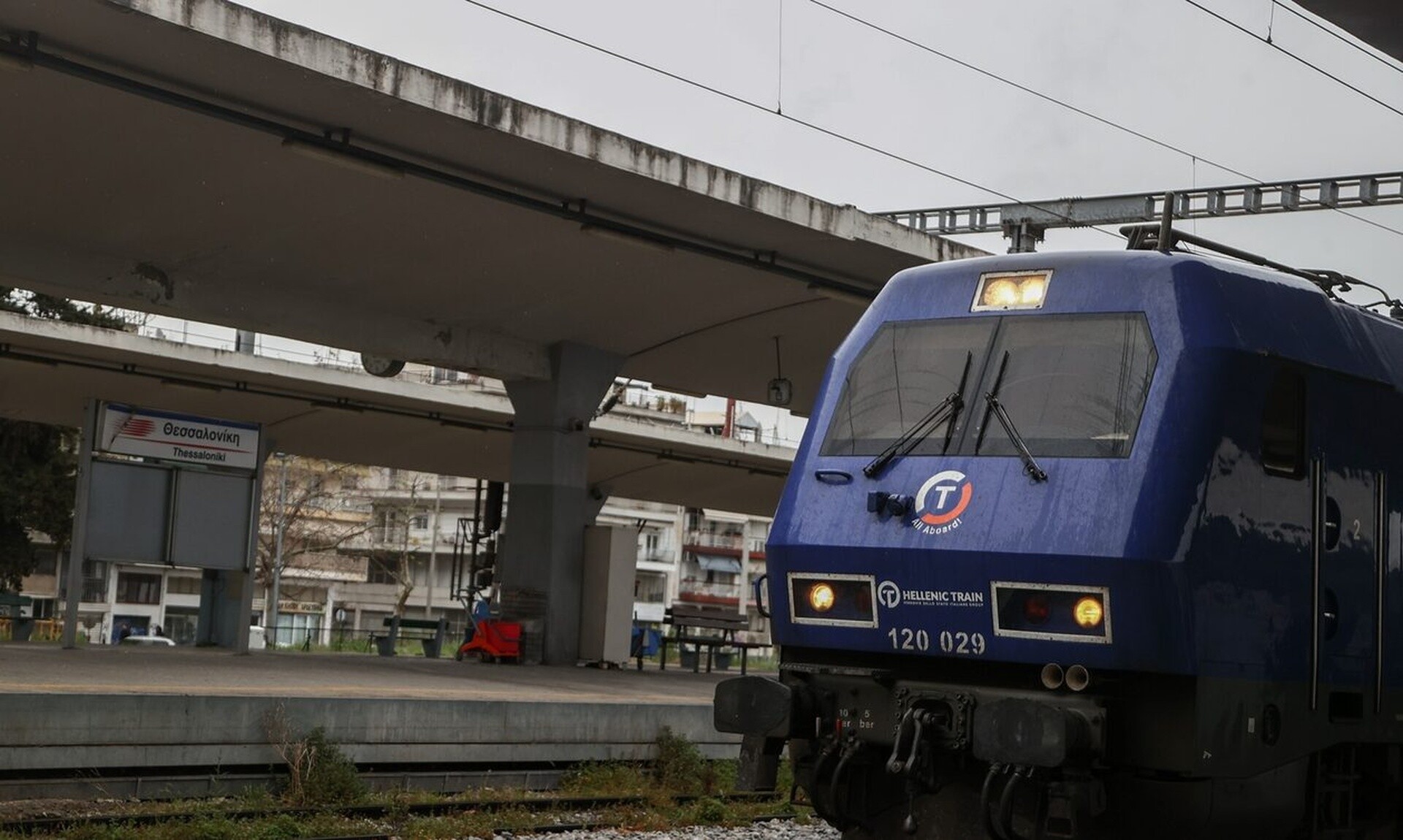 Ακινητοποιήθηκε τρένο στον Άγιο Στέφανο – Προσέκρουσε σε δένδρο που έπεσε στις γραμμές