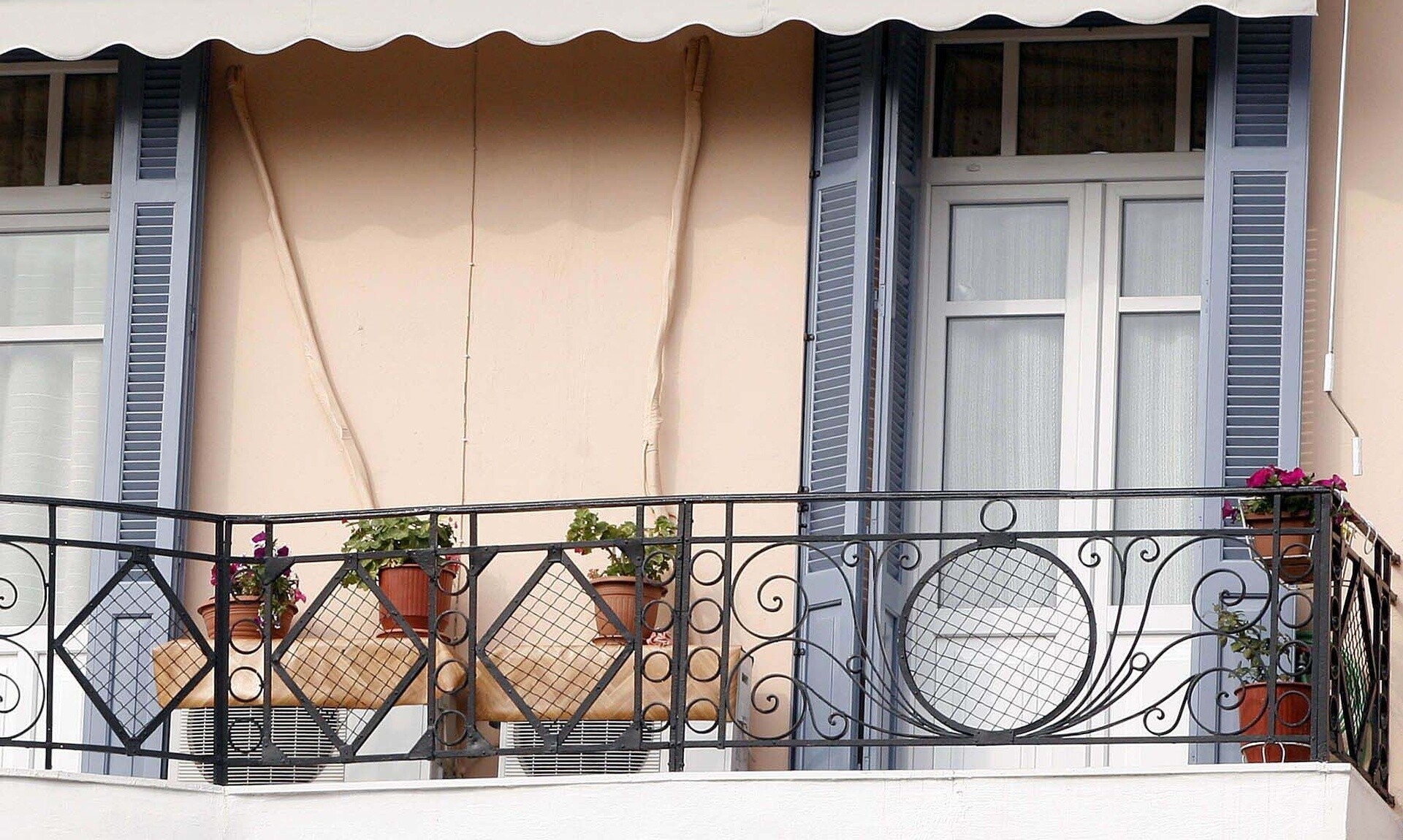 Σοκ στη Λευκάδα: Νεαρός έπεσε από τον 3ο όροφο