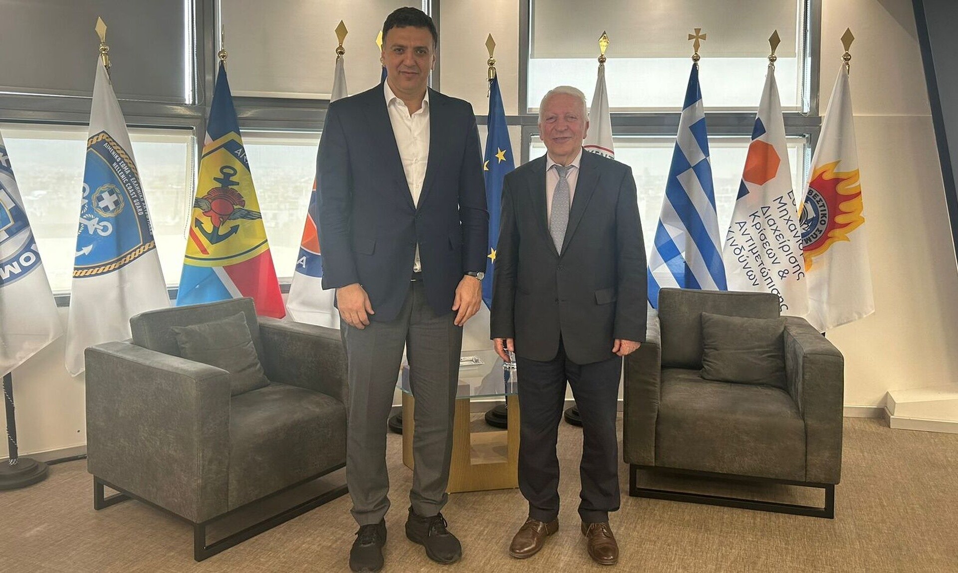 Κικίλιας: Συναντήθηκε με τον Μουτζούρη – Δημιουργία μονάδων δασοκομάντος στο Βόρειο Αιγαίο