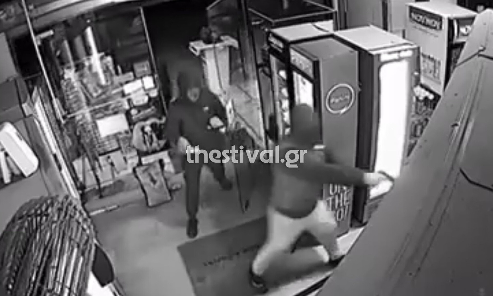 Θεσσαλονίκη: Βίντεο ντοκουμέντο από ληστεία – Απείλησαν τον υπάλληλο με μαχαίρι και πιστόλι