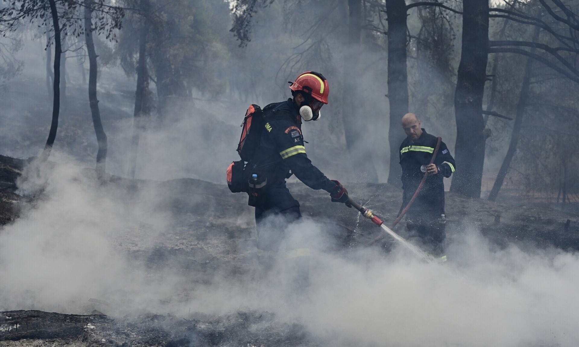 Μαίνεται για 3η μέρα η φωτιά στα Πιέρια όρη – Ενισχύεται η δύναμη της Πυροσβεστικής με 3 ελικόπτερα