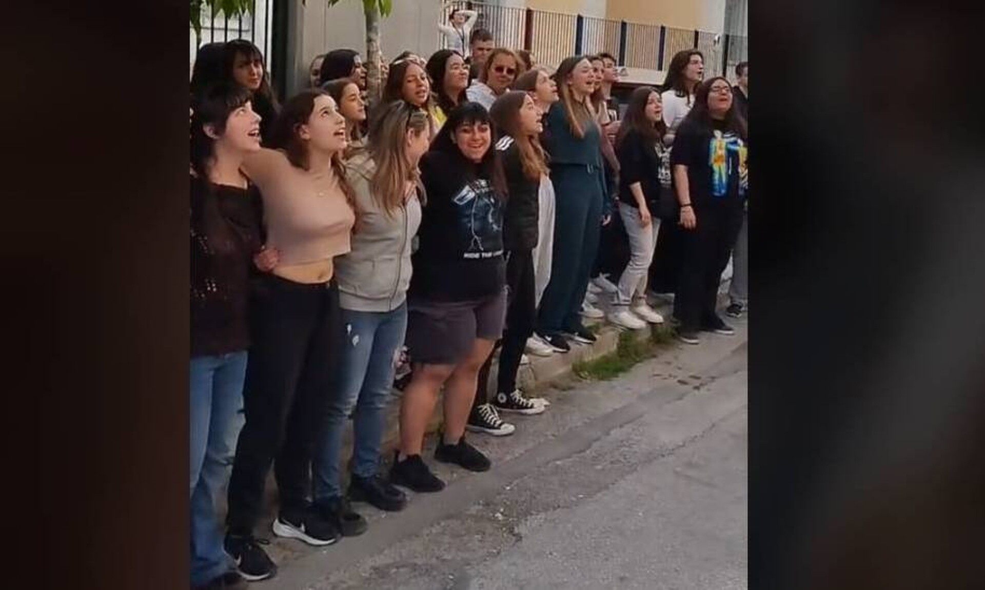 Καμίνια: Έκαναν… καντάδα με Θεοδωρίδου σε μαθητή για τα γενέθλιά του