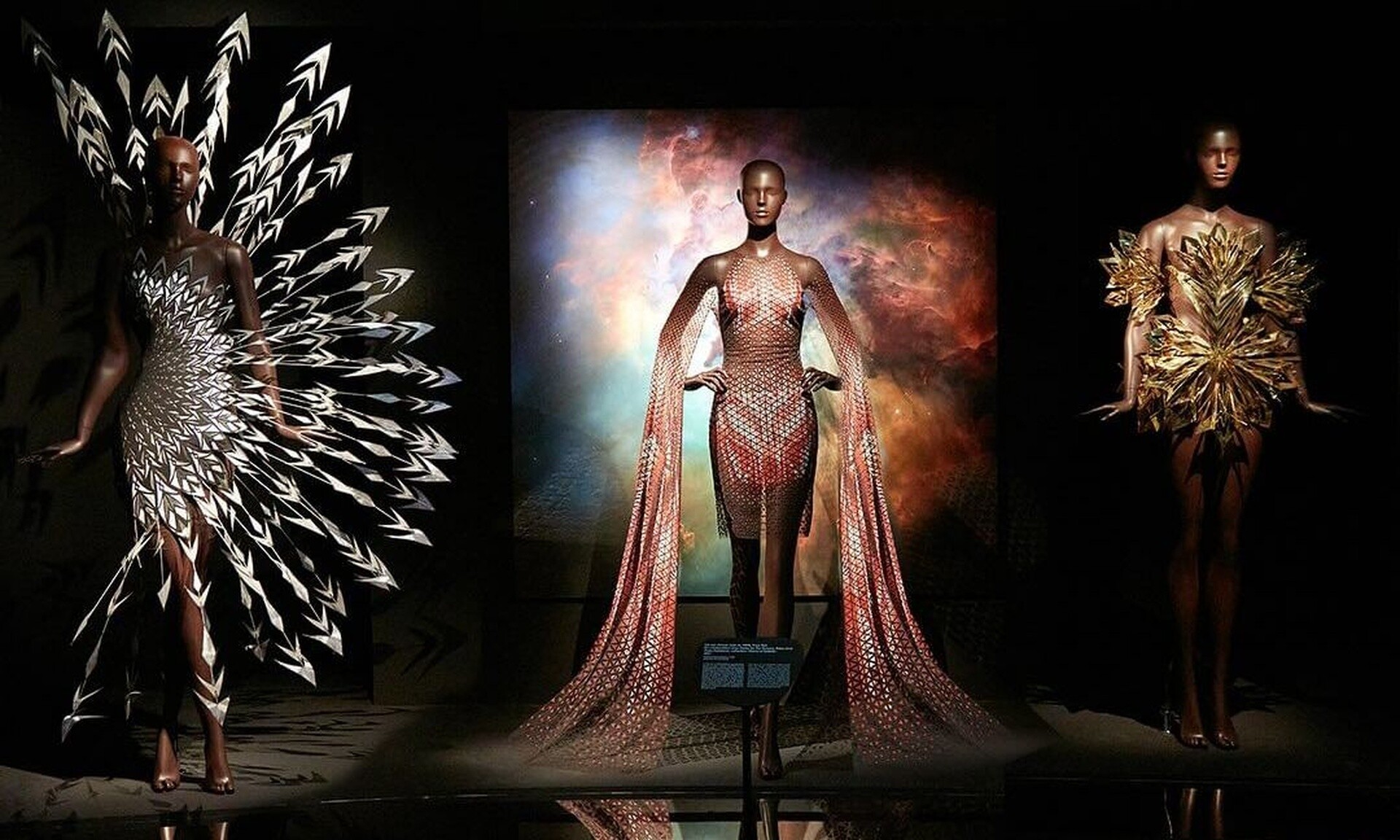 Μεγάλη αναδρομική της Iris van Herpen στο Παρίσι