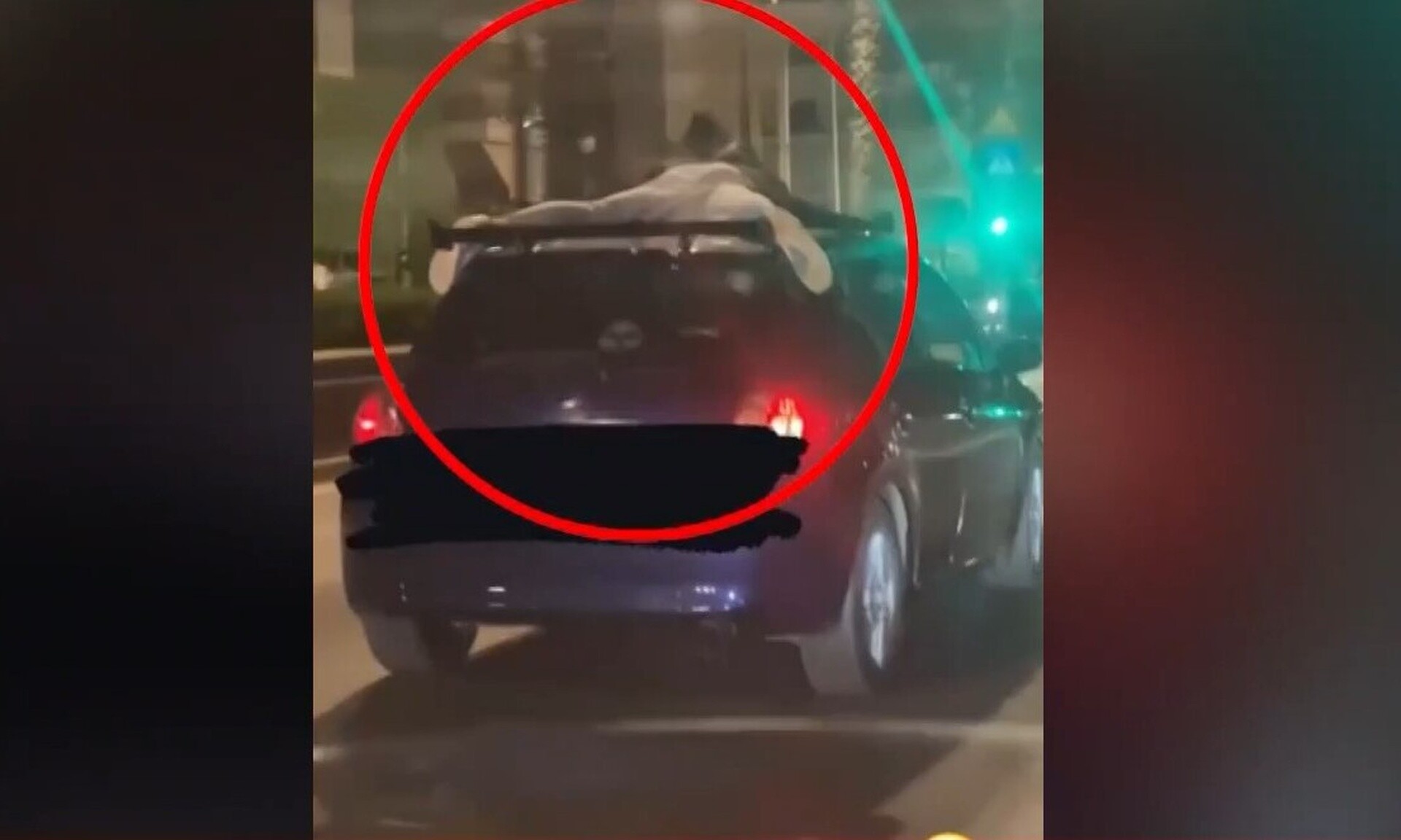 Car surfing: Νέο επικίνδυνο challenge – Παριστάνουν τους Superman στις οροφές αυτοκινήτων (vid)