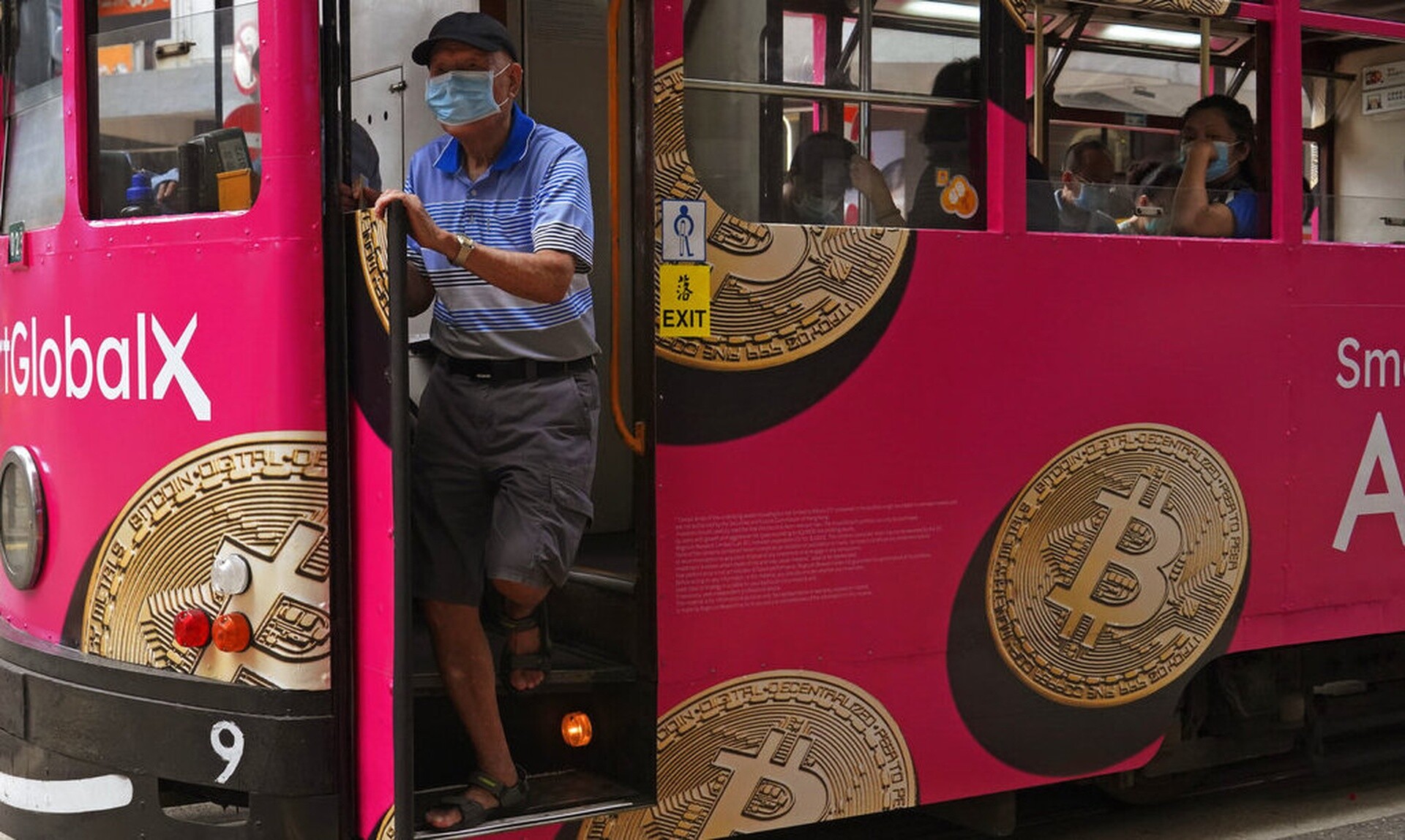 Βitcoin: Έχασε 5.000 δολάρια μέσα σε 24 ώρες – Τι θα «φέρει» ο Απρίλιος στην αγορά crypto