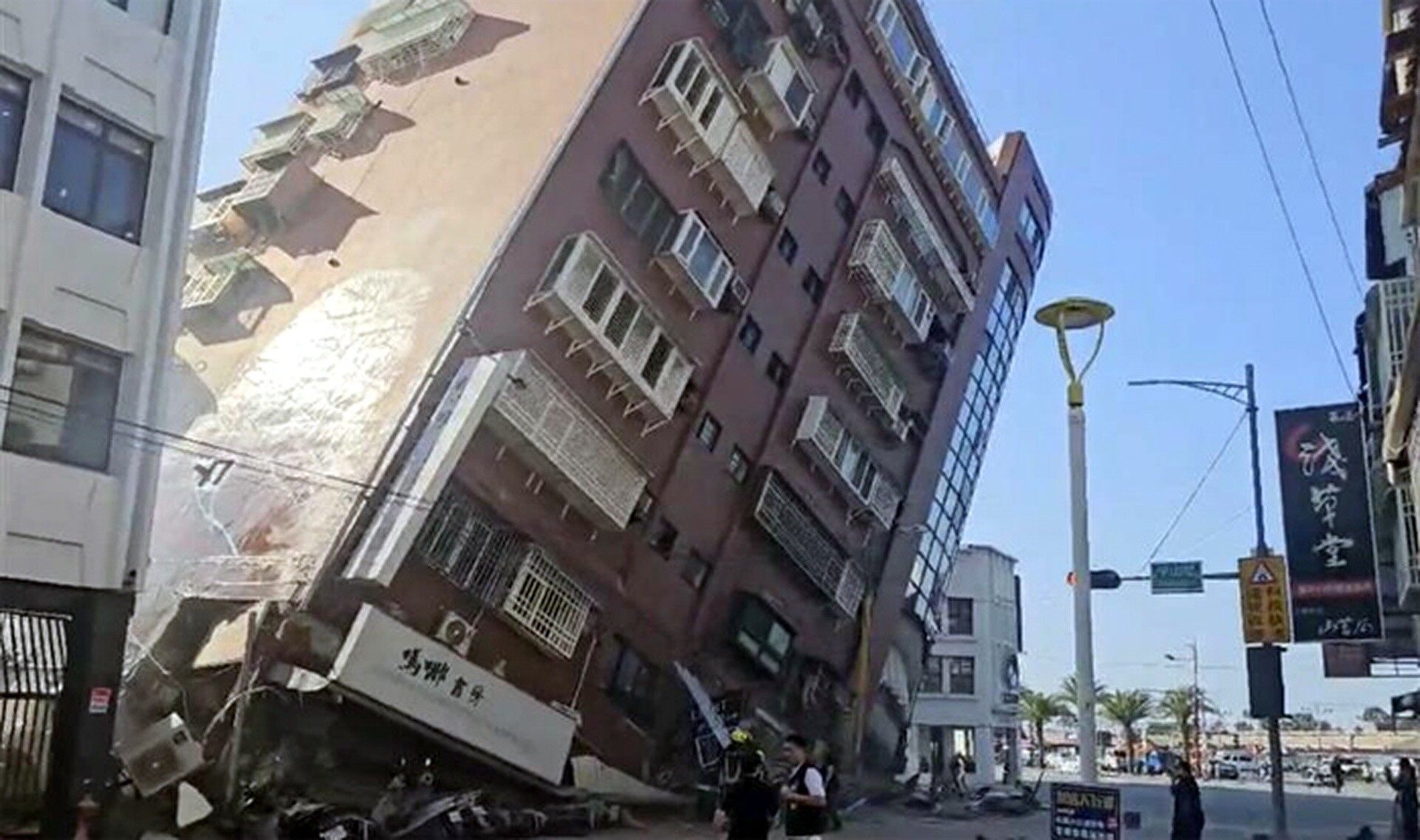 Ταΐβάν: Η στιγμή που δεκαόροφο κτίριο κλονίζεται από τον σεισμό των 7,2 Ρίχτερ